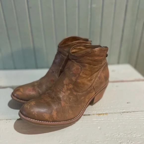 Söfft Aisley Bootie (Women) - Picture 1 of 8